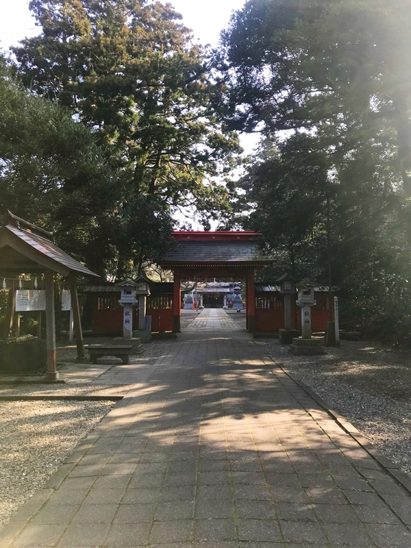 息栖神社の静かな参道と灯篭が並ぶ情緒ある風景