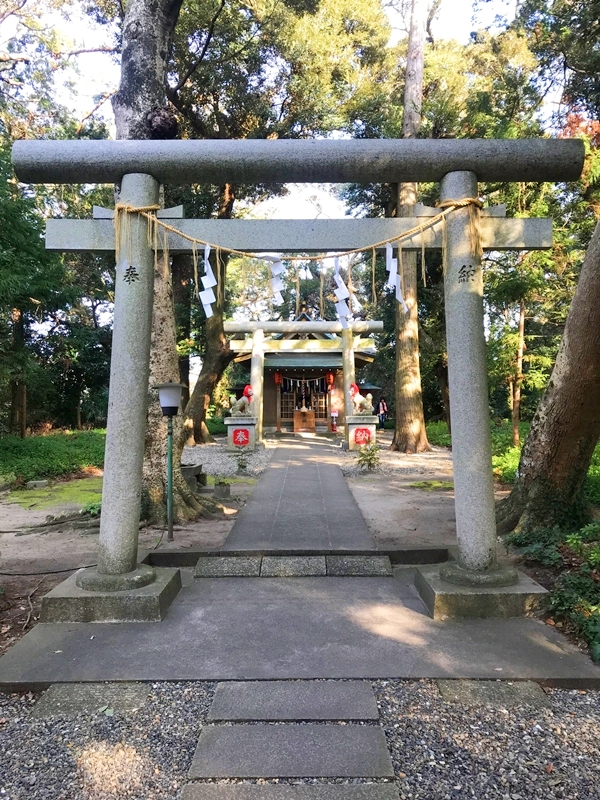 息栖神社の稲荷神社と赤い布をかぶった狐の像