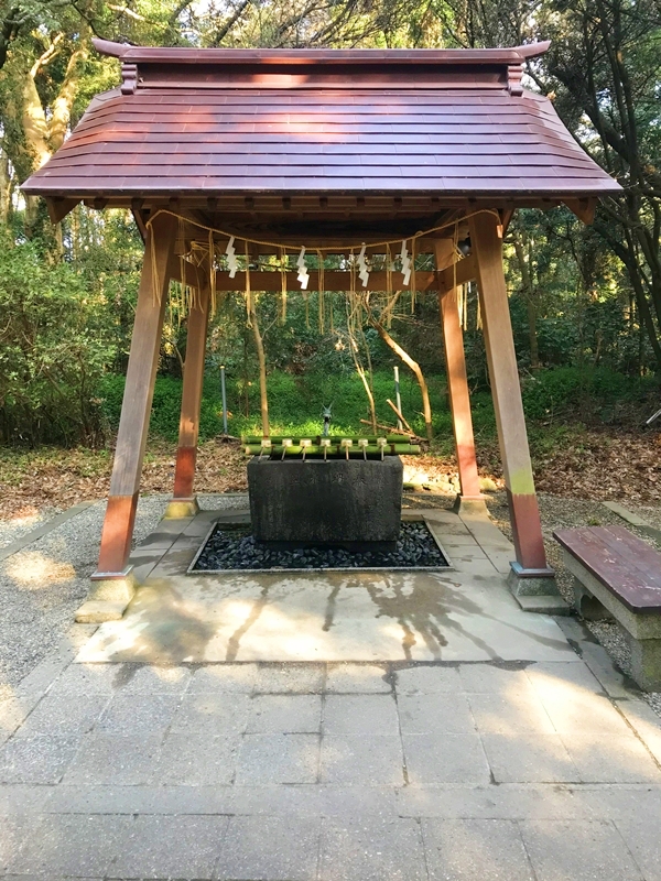 息栖神社の手水舎と身を清めるための水盤