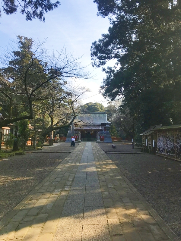 息栖神社の一直線に伸びる参道と社殿配置