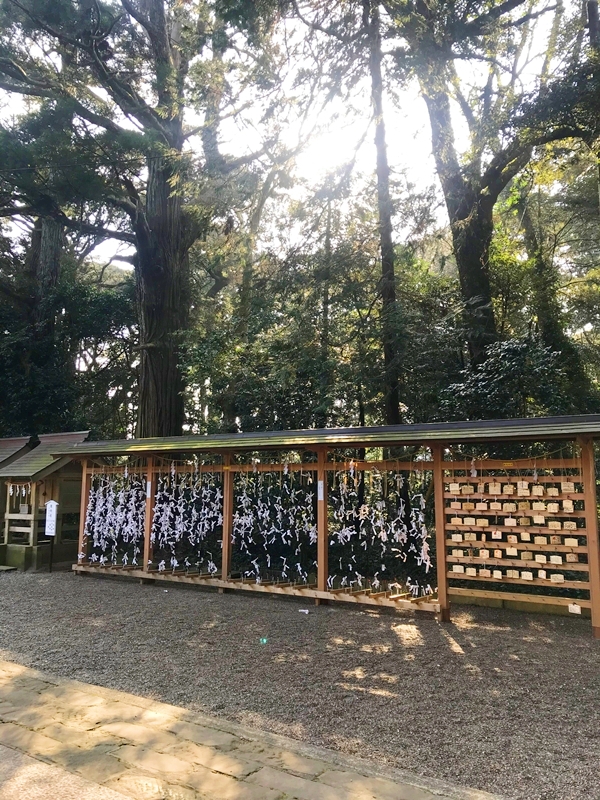息栖神社の絵馬掛けとおみくじ掛けの様子