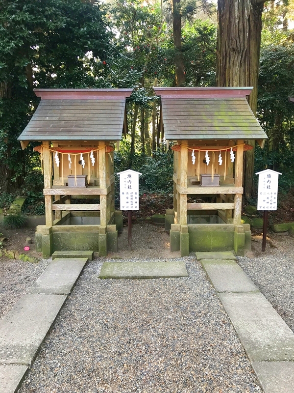 息栖神社の本殿とご祭神が祀られる神聖な空間