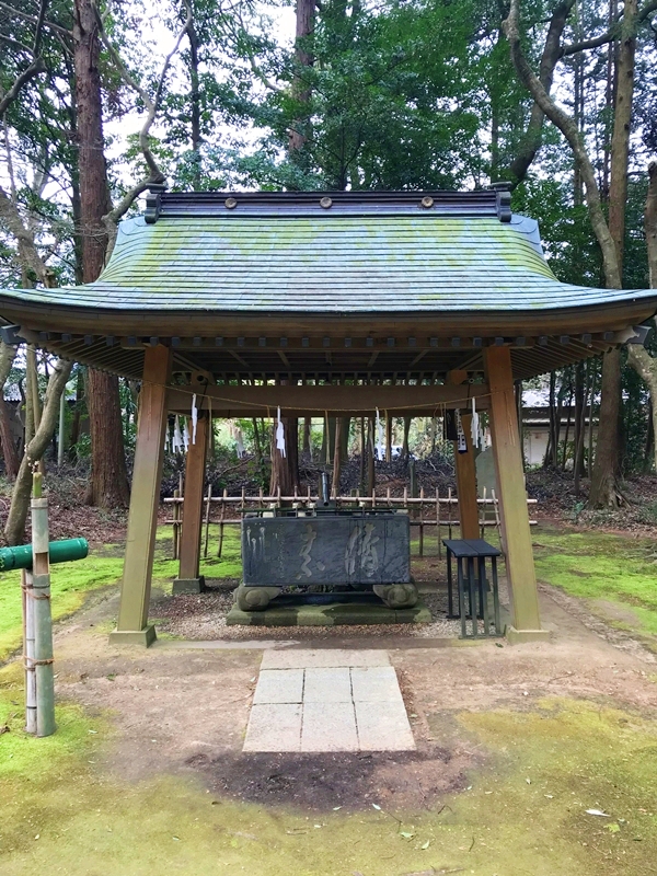 小御門神社の手水舎｜明治17年建造の歴史ある水盤