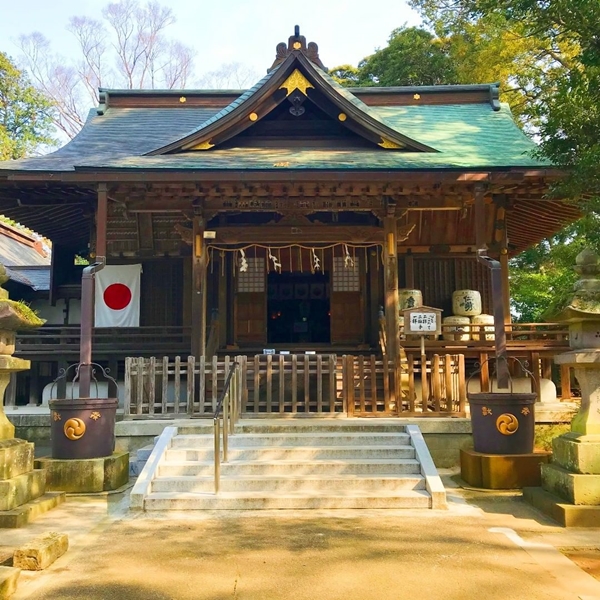 神崎神社の拝殿と境内｜1350年以上の歴史をもつ古社の全景