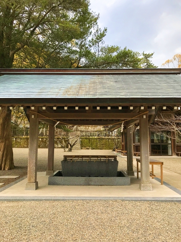 安房神社の手水舎と授与所の様子