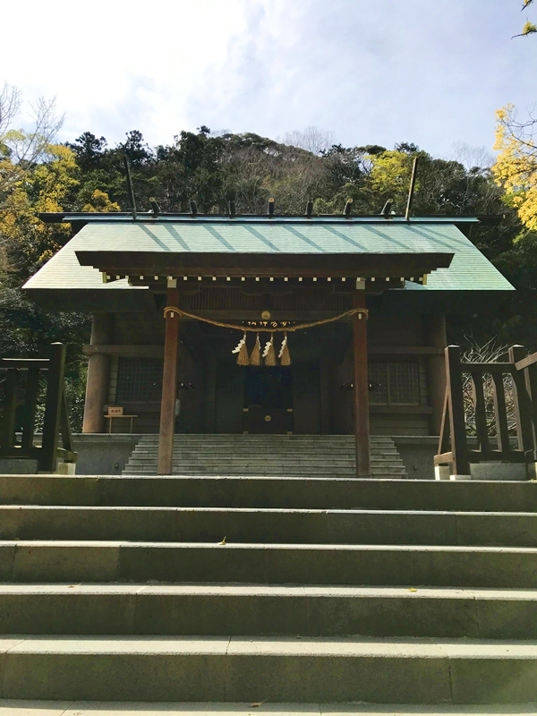 安房神社の拝殿と磐座（厳島社）の全景
