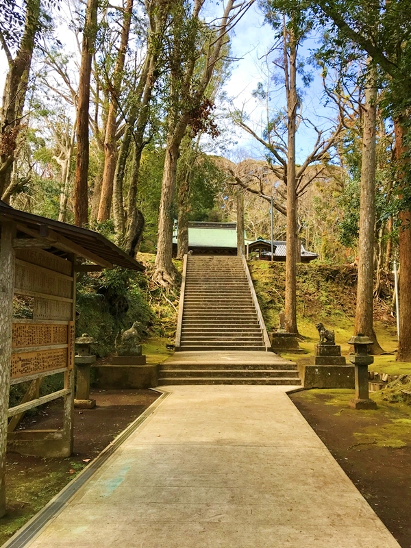下立松原神社 拝殿とパワースポットの社殿全景