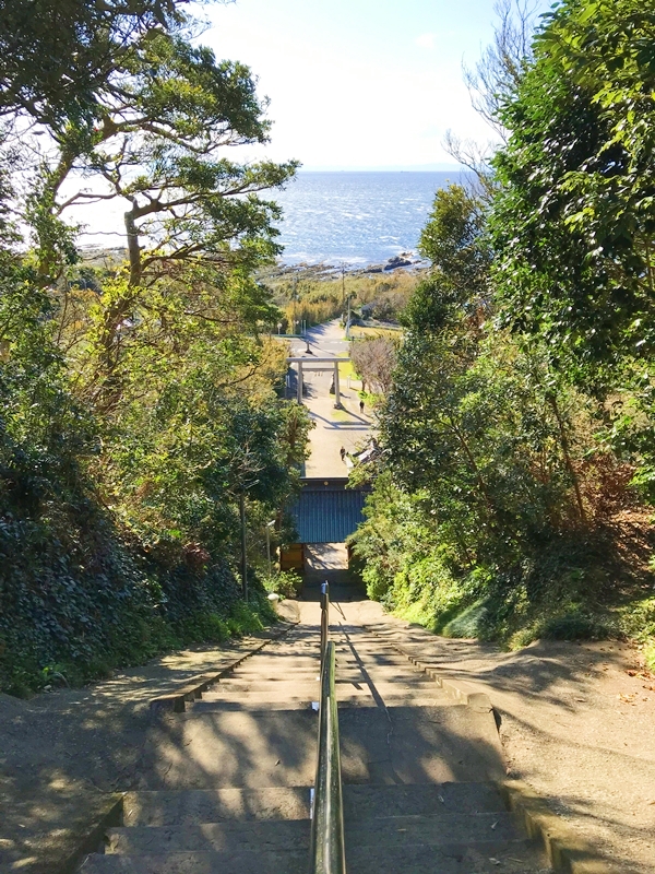 洲崎神社の148段ある厄払い坂階段の全景