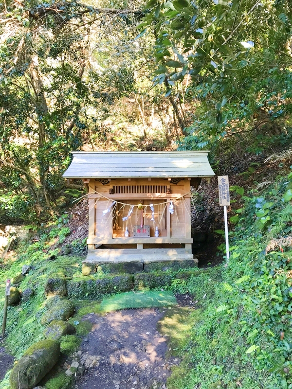 洲崎神社の拝殿と徳川吉宗孫奉納の扁額