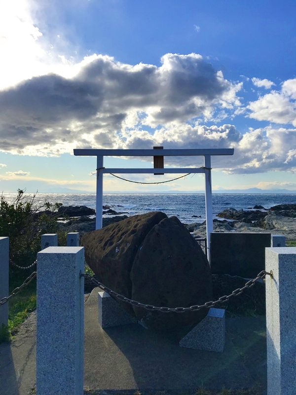 洲崎神社の富士遥拝所と幸せの鐘