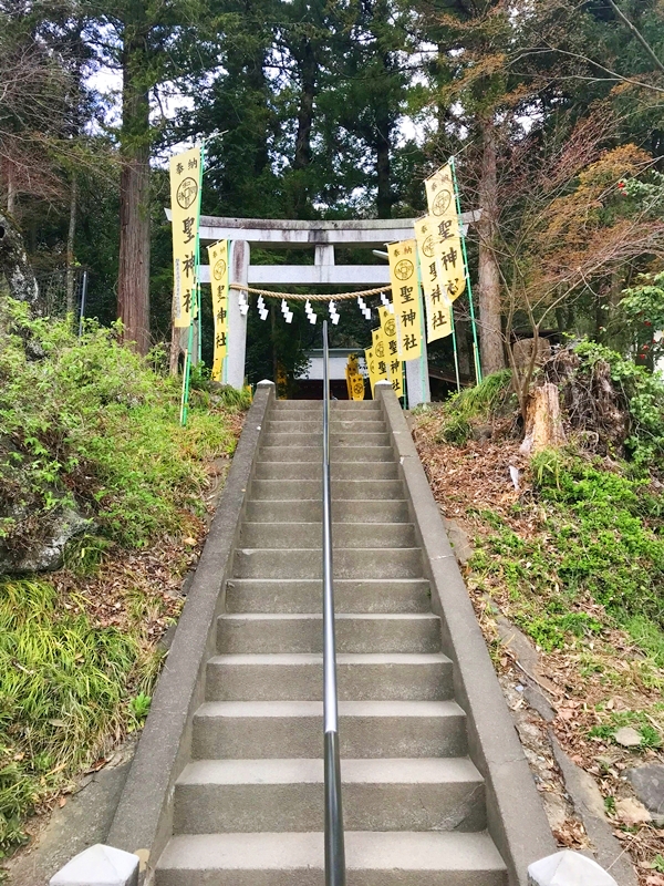 聖神社の一の鳥居と石階段 - 緑に囲まれた荘厳な参道