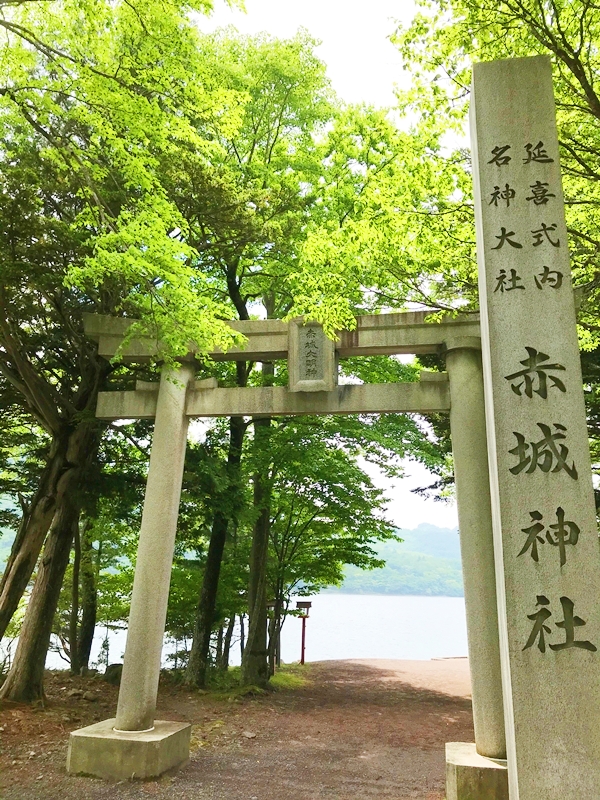 赤城山大沼湖畔に浮かぶ小鳥ケ島と赤城神社。神聖な山岳と湖が織りなす景観