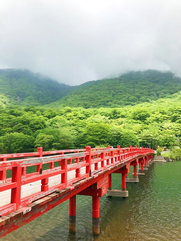 赤城神社の啄木鳥橋。全長72メートルの朱塗りの神橋