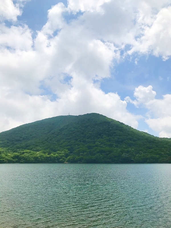 大沼から望む赤城山。上毛三山の一つとして崇められる神聖な山岳