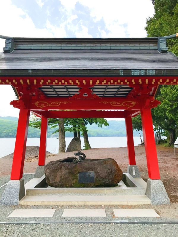 赤城神社の手水舎。朱色が鮮やかな清めの場
