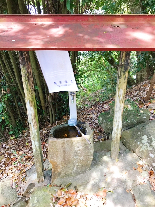 秋葉神社 自然岩をくり抜いた手水舎 磐座と調和する神秘的な手水舎