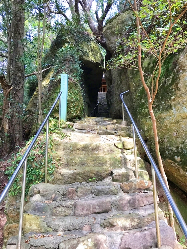 秋葉神社 押分岩 巨大な岩が創り出す神秘的なパワースポット