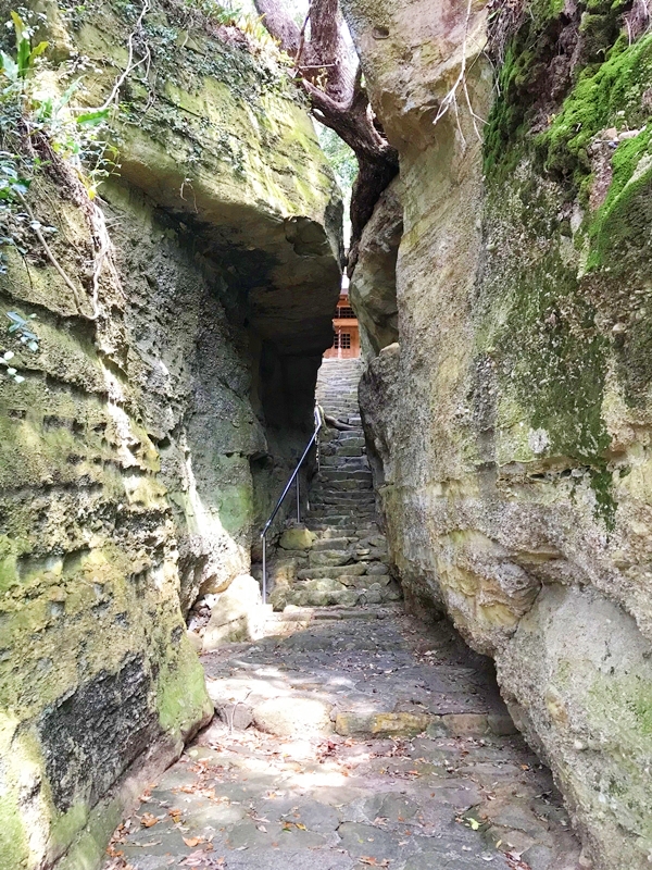 秋葉神社 押分岩の狭い隙間 くぐることで運気上昇・厄除け・良縁成就