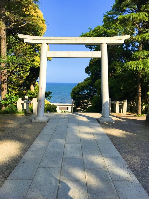 大洗磯前神社の第二鳥居と参道の様子