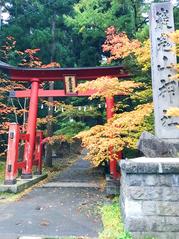 青森県弘前市 巌鬼山神社の鳥居と参道の全景