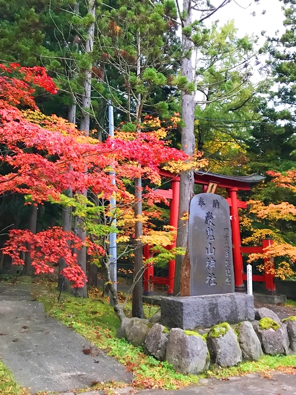巌鬼山神社の紅葉の風景と季節の魅力