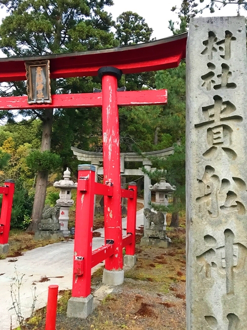 青森県弘前市 貴船神社十面沢の朱色の鳥居と参道の様子