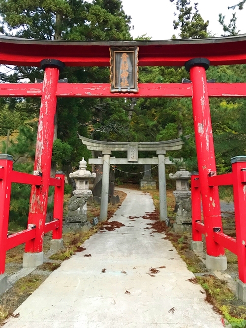 貴船神社十面沢の石造りの第二鳥居と自然環境