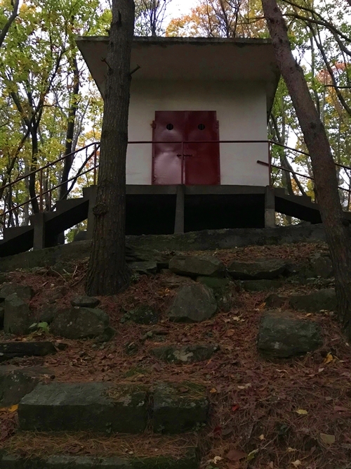貴船神社十面沢のコンクリート造りの本殿と御神体
