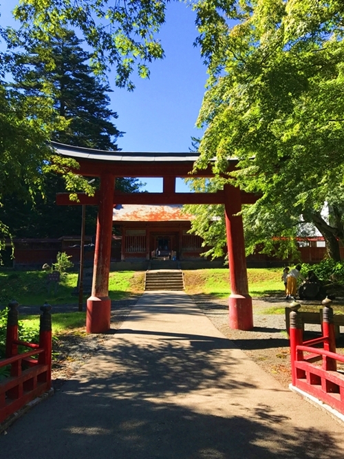 高照神社の朱色の神橋と三ノ鳥居の美しい景観