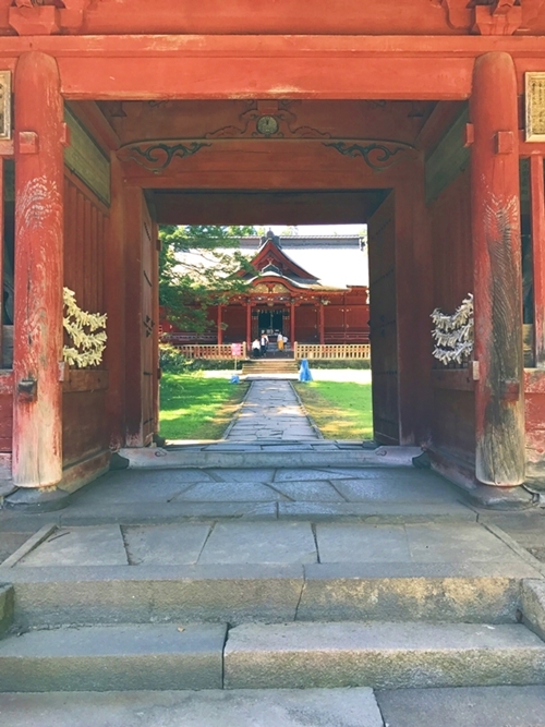 高照神社の随神門の荘厳な姿