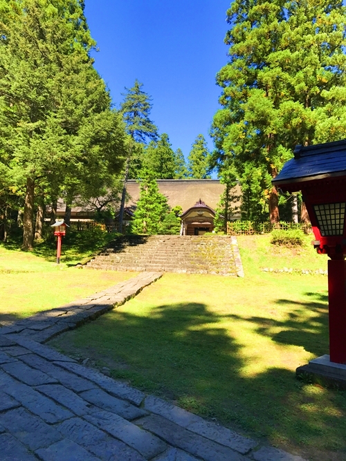 岩木山神社の緑豊かな境内と荘厳な雰囲気