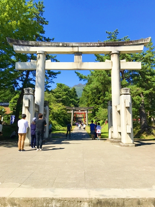 岩木山神社の第一鳥居と岩木山の眺望
