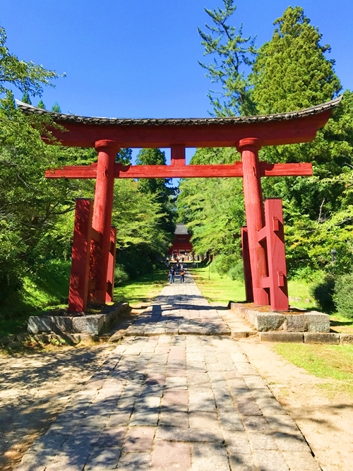 岩木山神社の朱色の第三鳥居の歴史的建造物