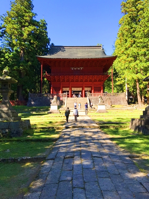 岩木山神社の壮大な楼門と建築美