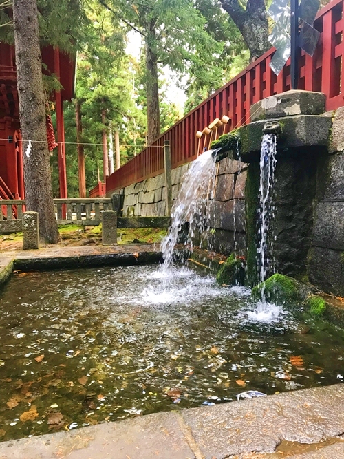 岩木山神社の手水舎とご神水の三つ首の龍