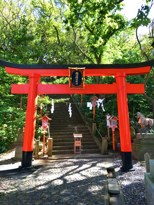高山稲荷神社の入口の鳥居と参道の様子