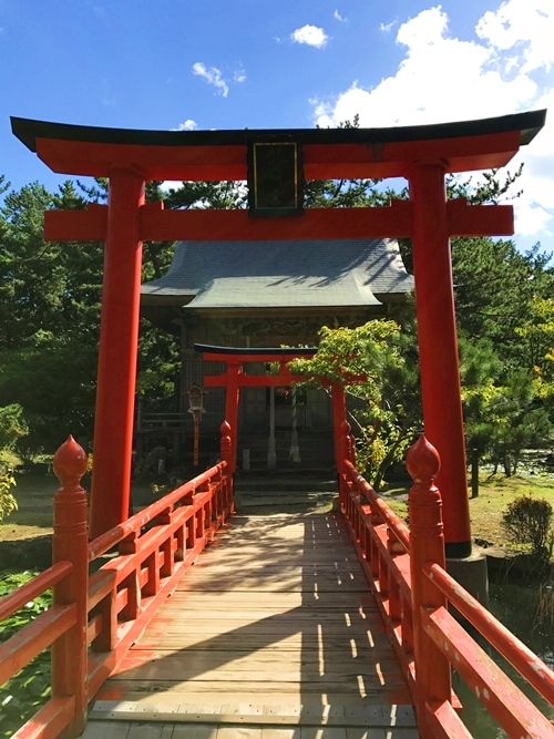 高山稲荷神社境内社の龍神宮と水辺の景観