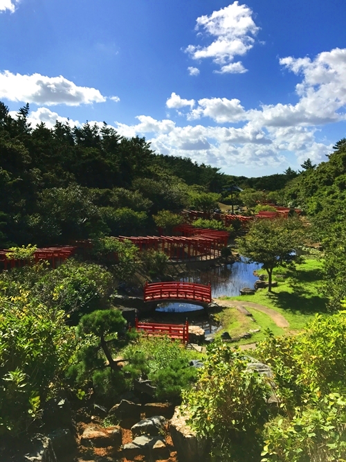 高山稲荷神社の千本鳥居の全景と神秘的なトンネル