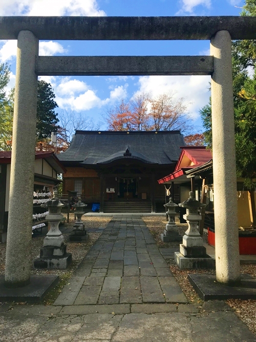 秋田県秋田市千秋公園内の八幡秋田神社全景と自然豊かな環境