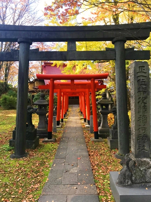 八幡秋田神社の石造り鳥居と参道の荘厳な景観