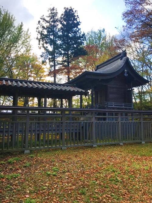八幡秋田神社の本殿と再建された建築美