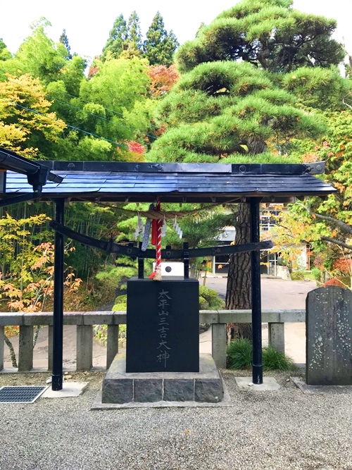 太平山三吉神社の境内と自然に囲まれた環境