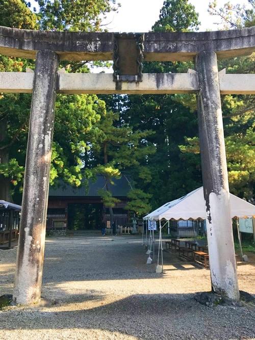 出羽三山神社 羽黒山の神聖な鳥居と随神門