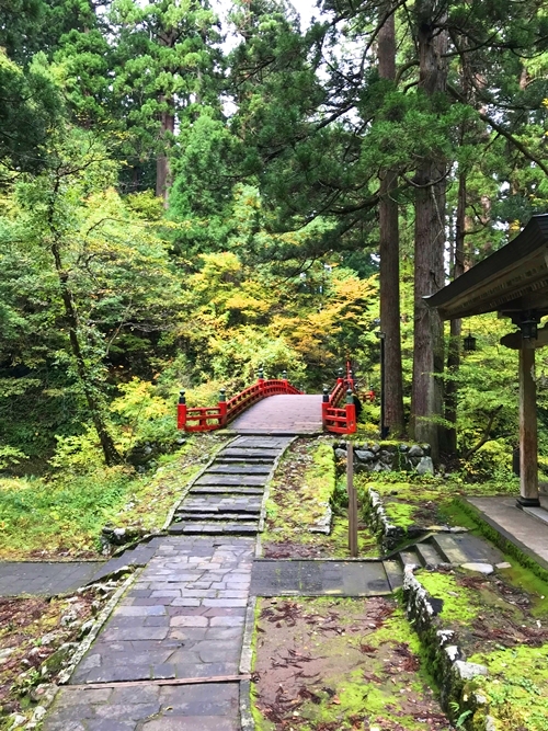 羽黒山 祓川にかかる朱塗りの神橋と浄化のエネルギー
