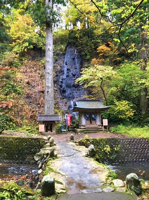 羽黒山 須賀の滝の流れと清浄なパワースポット
