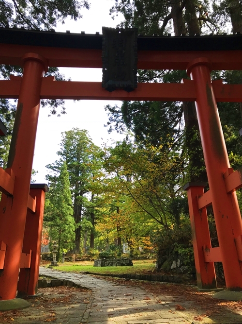 出羽三山神社 山頂の鳥居と神聖な空間