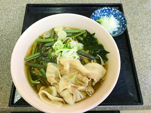 羽黒山 太田商店の外観と手打ち蕎麦