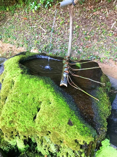 神魂神社 伝統的な手水場と手作り柄杓の詳細