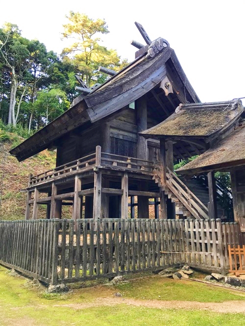 神魂神社 拝殿からの眺めと建築の威厳
