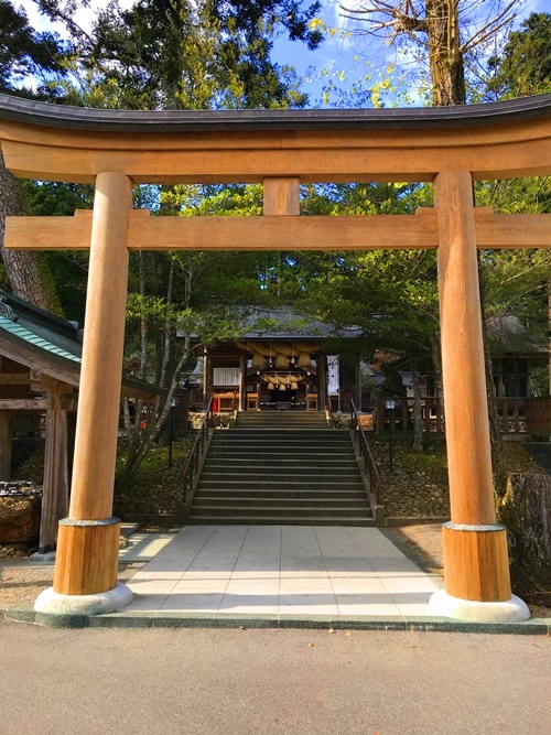 熊野大社 三の鳥居と神聖な空間への入り口